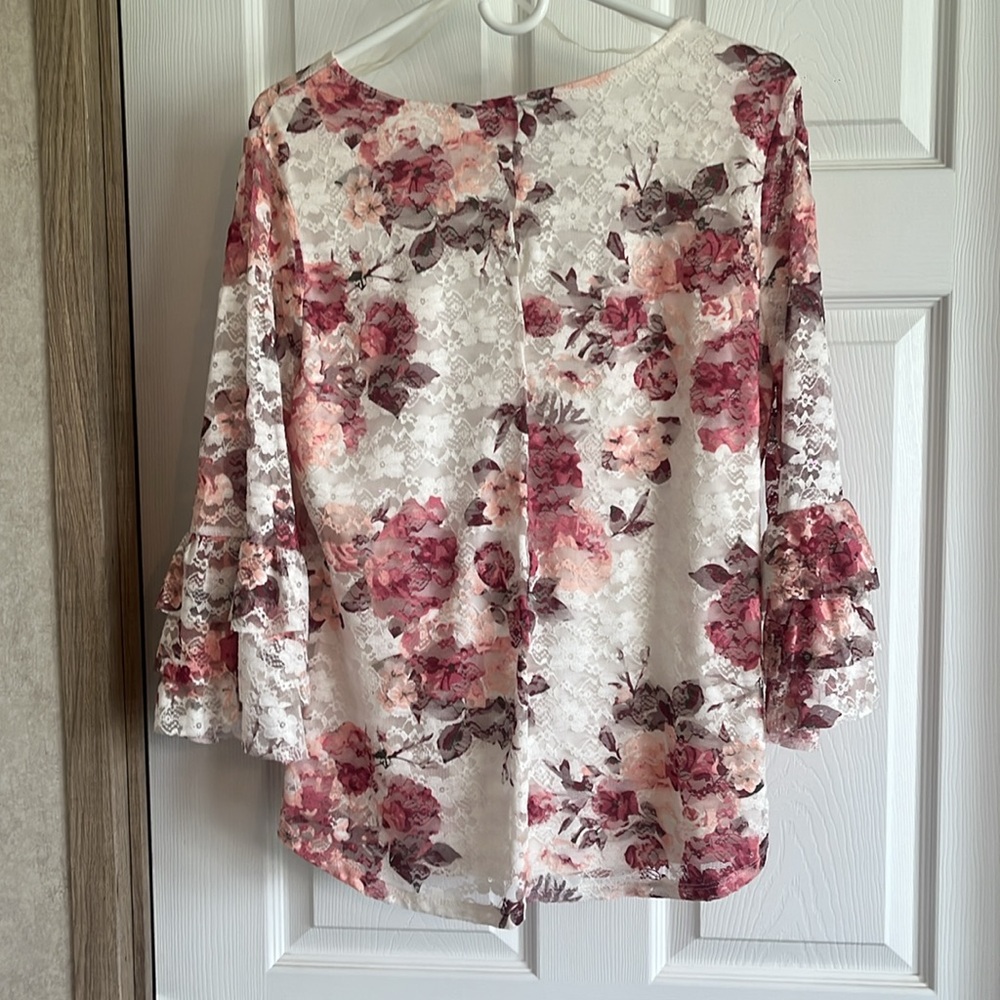Floral Lace Top - Picture 5 of 6